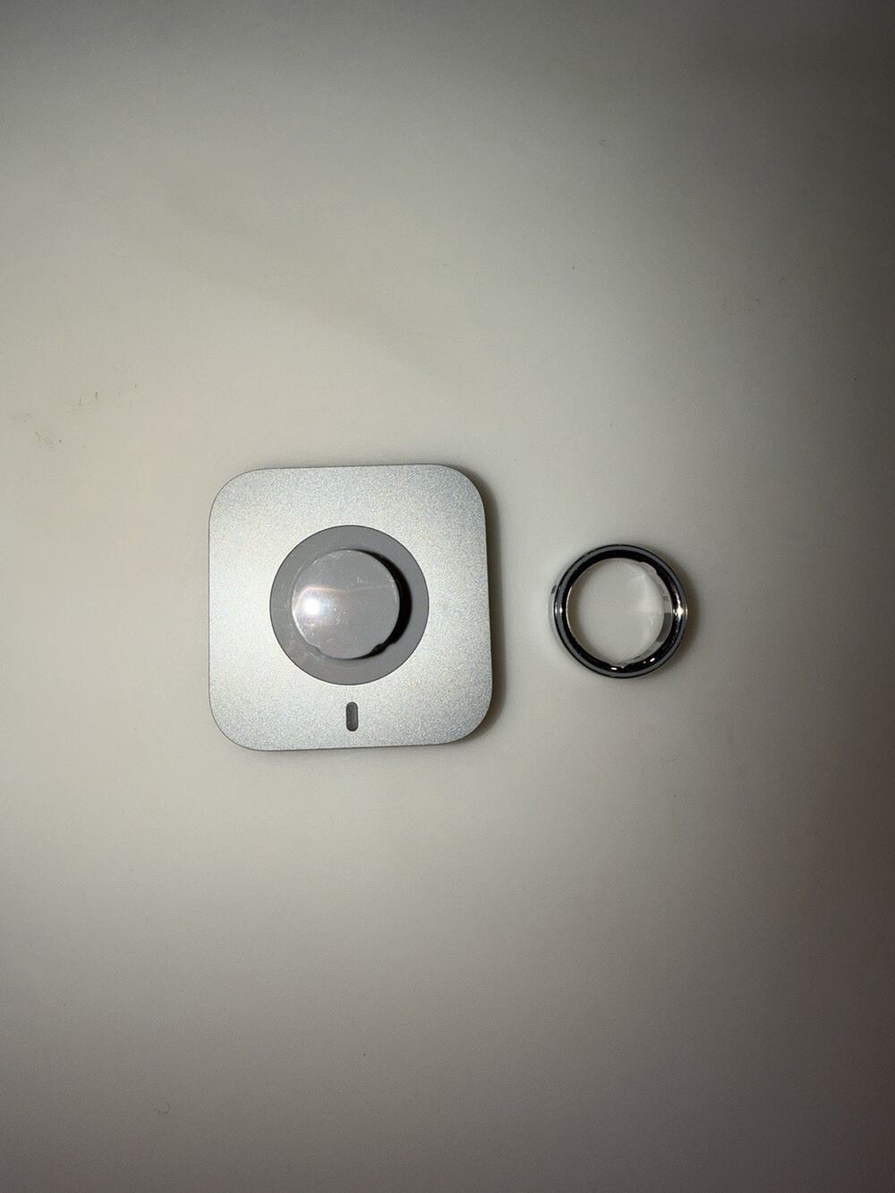 Oura Ring 4 Silver Size 9 Smart Ring w/ Charger & Dock - Preowned